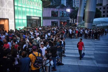 En Singapur, las colas para hacerse con un número que te permitía acceder, por sorteo, a la tienda de Louis Vuitton y comprar la colección de Supreme llegaron a concentrar a más de 300 personas pernoctando al aire libre.