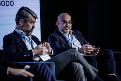 Carlos Núñez, a la derecha, durante la mesa redonda organizada la Asociación de Medios de Información este jueves en su asamblea anual en Madrid.