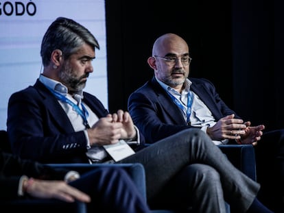 Carlos Núñez, a la derecha, durante la mesa redonda organizada la Asociación de Medios de Información este jueves en su asamblea anual en Madrid.