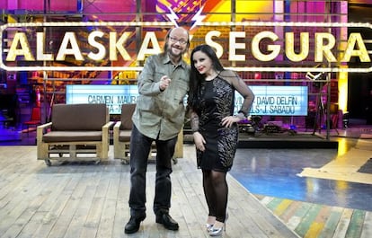 Santiago Segura y Alaska, en el plat&oacute; de su programa.