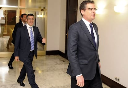 El presidente del PP vasco, Antonio Basagoiti (delante), y el 'lehendakari' López, ayer en los pasillos de la Cámara. Detrás, el popular Borja Sémper.