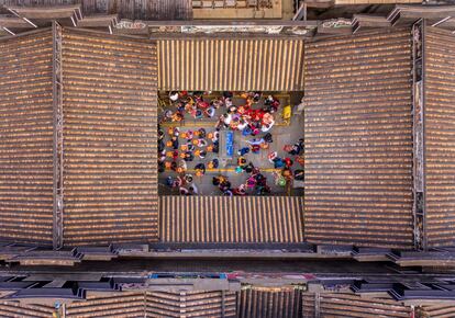 Vista aérea que muestra a devotos budistas durante los rezos en el templo del parque Liwan, durante la celebración del Año Nuevo Lunar en Guangzhou (China). 