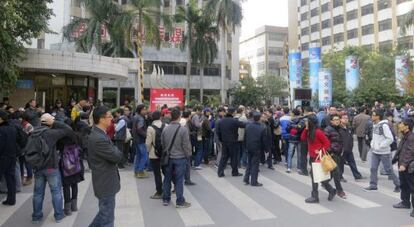 Cientos de manifestantes protestan a las puertas del semanario censurado.