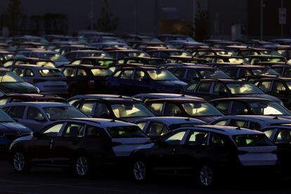 Decenas de coches Skoda, del grupo Volkswagen, en una campa cerca de Mlada Boleslav (República Checa).