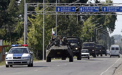 Tropas rusas circulan por una carretera de las afueras del poblado de Zugdidi, en su retirada de territorio georgiano
