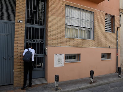 Fachada del domicilio familiar en la calle Almedina de Almería en el que este miércoles un hombre de 33 años, supuestamente, ha matado a su madre, de 68 años, y donde han encontrado al presunto autor en parada cardiorrespiratoria.