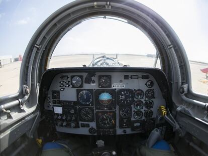 El cuadro de mandos de uno de los aviones de la Patrulla Águila, un modelo de fabricación española.