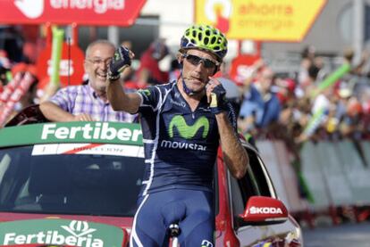 Pablo Lastras celebra su victoria en Totana, que le valió la consecución del liderato.