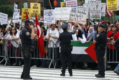 Manifestantes frente a la sede de las Naciones Unidas mientras se celebra la reunión del Consejo de Seguridad.