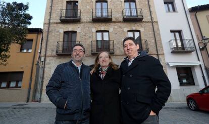 Los hermanos Izquierdo, Javier, Ana y Toño, frente a su hotel rural en Berlanga del Duero (Soria). / R. G.