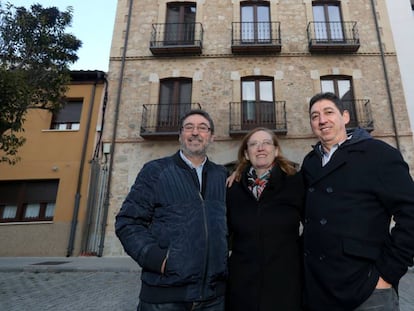 Los hermanos Izquierdo, Javier, Ana y Toño, frente a su hotel rural en Berlanga del Duero (Soria). / R. G.