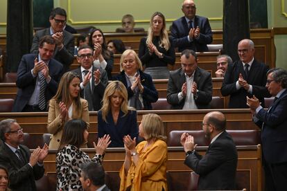 La bancada popular aplaude a la diputada del PP, Cayetana Álvarez de Toledo, en el pleno del Congreso, el 29 de octubre.