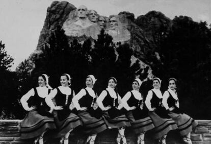 Un grupo de jóvenes de los Ballets Olaeta posan en las Rushmore Mountains, durante una gira por los Estados Unidos.