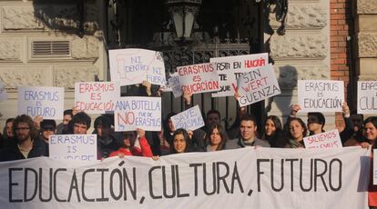 Unos 40 estudiantes españoles de Erasmus se han congregado frente la embajada de España en Budapest (Hungría). Los participantes han llevado tortillas de patatas, como símbolo del eslogan: "Esta puede ser la última tortilla española que pruebes de Erasmus".