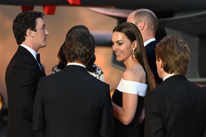 Para la ocasión, la duquesa de Cambridge eligió un elegante vestido bicolor en blanco y negro con los hombros al descubierto y escote barco, diseño del francés Roland Mouret. Un traje que resaltaba sus pendientes de diamantes de Robinson Pelham. Y, probablemente como un guiño al diseño británico, Alexander McQueen fue la firma elegida para su bolso de mano.