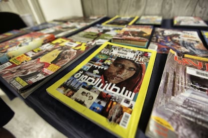 Un barracón en el Campo Delta acoge una biblioteca para los presos. Los reos tachan en algunas revistas, como la de la imagen, los rostros y las piernas de mujeres. Dispone de alrededor de 18.000 objetos en 15 idiomas, desde libros a videojuegos y películas. Un joven militar acude a los campos de detención a repartir el material.