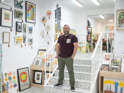 Raúl Muñoz Tejado (44 años), copropietario del taller y la galería de arte Espacio Punto Nemo, ubicado en el Rastro.