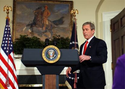 George W. Bush entra en la sala Roosevelt de la Casa Blanca para anunciar su apoyo a una enmienda contra los matrimonios entre personas del mismo sexo.