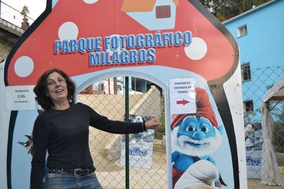 Milagos Calvente en la entrada de su parque fotográfico