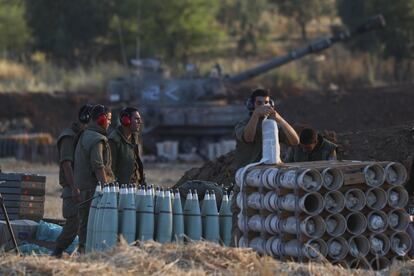 El Gabinete de Seguridad de Israel, el órgano del Gobierno que toma las decisiones clave en caso de guerra, tiene previsto reunirse para examinar los planes de la denominada Operación Guardián de los Muros, desencadenada la tarde del lunes. En la imagen, soldados israelíes arman proyectiles en la frontera de Gaza, el jueves.