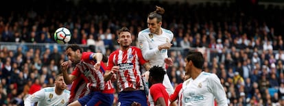 Soccer Football - La Liga Santander - Real Madrid vs Atletico Madrid - Santiago Bernabeu, Madrid, Spain - April 8, 2018 Real Madrid's Gareth Bale in action with Atletico Madrid's Saul Niguez REUTERS/Sergio Perez