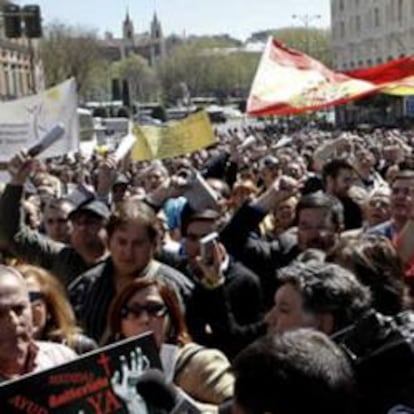 Más de presidentes de organizaciones de pymes, autónomos , colegios de profesionales y cámaras de comercio de toda España se concentraron hoy ante el Congreso