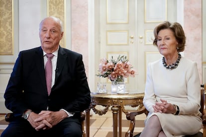 Los reyes Harald y Sonia de Noruega, en su rueda de prensa conjunta tras la decisión de su hija Marta Luisa de abandonar las obligaciones reales, el pasado 8 de noviembre en Oslo, Noruega.