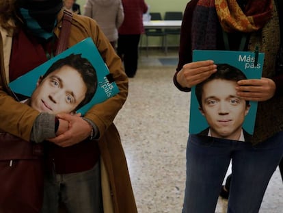 Interventores con una carpeta de Más País.