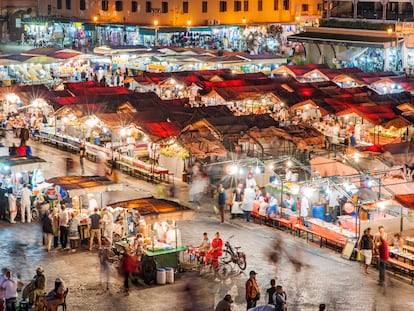 Ambiente nocturno en la plaza Jemaa el-Fna, en Marraquech (Marruecos).