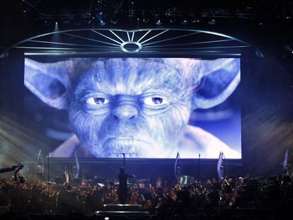 La Royal Philharmonic Concert Orchestra toca bajo una inmensa pantalla con la imagen de uno de los personajes de la película.