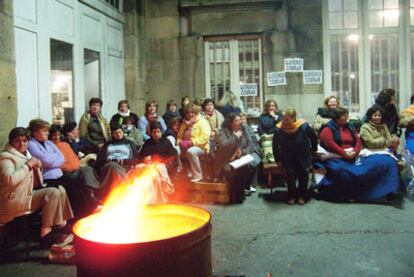 Protesta de trabajadoras de Alfageme en el barrio vigués de Bouzas, en 2010.