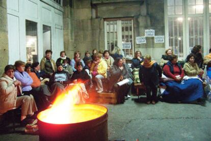 Protesta de trabajadoras de Alfageme en el barrio vigués de Bouzas, en  2010.