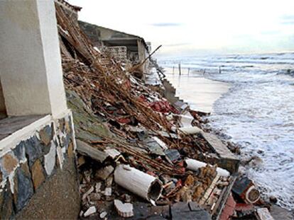 Una de las casas derribadas por el temporal en primera línea de playa en Guardamar.