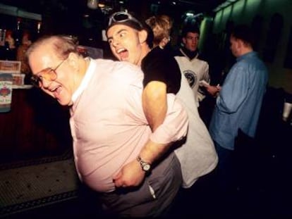 Lou Pearlman bromea con Christopher Kirkpatrick, uno de los miembros de 'N Sync.