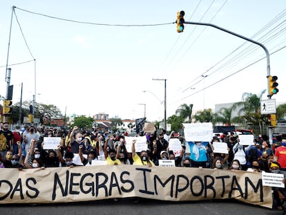 Manifestantes protestam contra o racismo e a brutal morte de João Alberto Silveira Freitas em Porto Alegre.