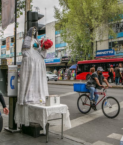 Una persona anda en bicicleta pasando un santuario a Santa Muerte en la colonia Centro Hist—rico en la Ciudad de México, México.