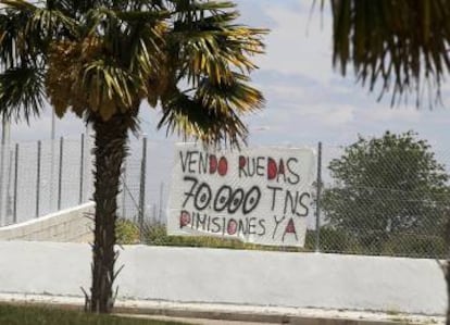 Una pancarta en El Quiñón pide la dimisión de los responsables del incendio.