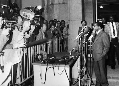 El expresidente de Zimbabue Robert Mugabe, héroe de la independencia que dirigió con mano de hierro el país africano entre 1980 y 2017, falleció a los 95 años. En la imagen, Robert Mugabe, durante una rueda de prensa en Ginebra en 1976.