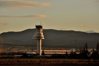 Vista general del aeropuerto de Vitoria-Foronda, con su torre de control en primer término.