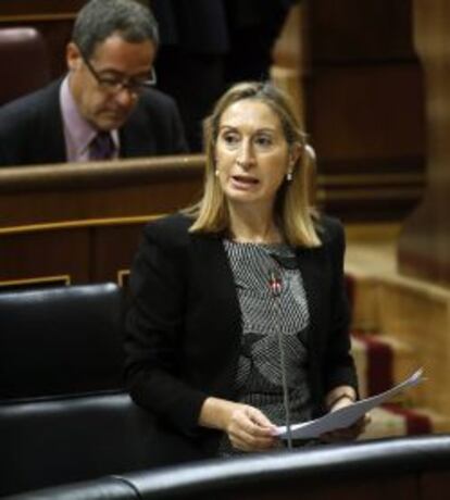 La ministra de Fomento, Ana Pastor, ayer durante su intervenci&oacute;n en el Congreso.