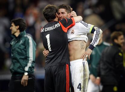 Casillas se abraza a Sergio Ramos, que no puede contener las lágrimas, al finalizar el partido.