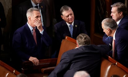Kevin McCarthy, a la izquierda, hablaba a miembros de la Cámara tras fracasar ayer en la primera votación.