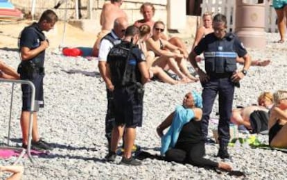 Policías en Niza obligan a una mujer a descubrirse en la playa.