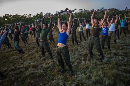 Integrantes de los frentes 17 y 51 de las FARC realizan gimnasia militar todas las mañanas para el gimnasio principal.