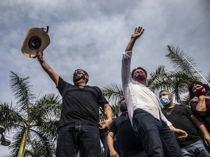 Felix Salgado Macedonio llega al Parque de la Reyna en compañia de Mario Delgado para festejar la candidatura de su hija Evelyn Salgado por el partido de MORENA a la gubernatura de Guerrero.