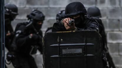 Policiais durante treinamento no presídio de Bangu, no Rio.