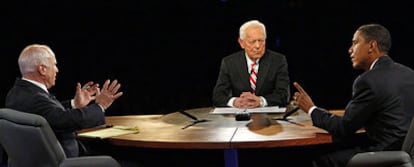 John McCain, a la izquierda, y Barack Obama, durante uno de los debates electorales moderado por Bob Schieffer (en el centro).