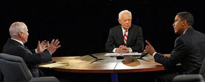 John McCain, a la izquierda, y Barack Obama, durante uno de los debates electorales moderado por Bob Schieffer (en el centro).