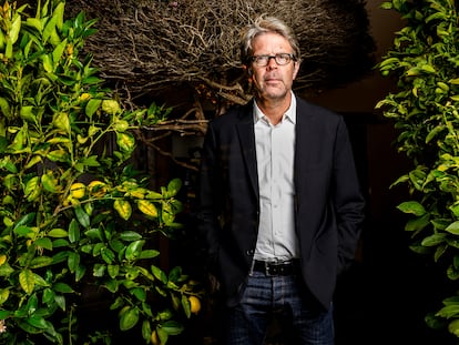 El escritor Jonathan Franzen, en su casa de Santa Cruz (California).