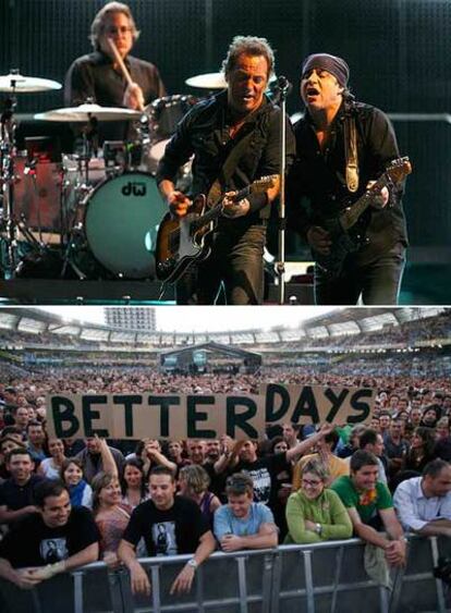 Arriba, <i>The Boss </i>con Steve van Zandt  durante el concierto de anoche. Abajo, el público que abarrotaba el estadio de San Sebastián.